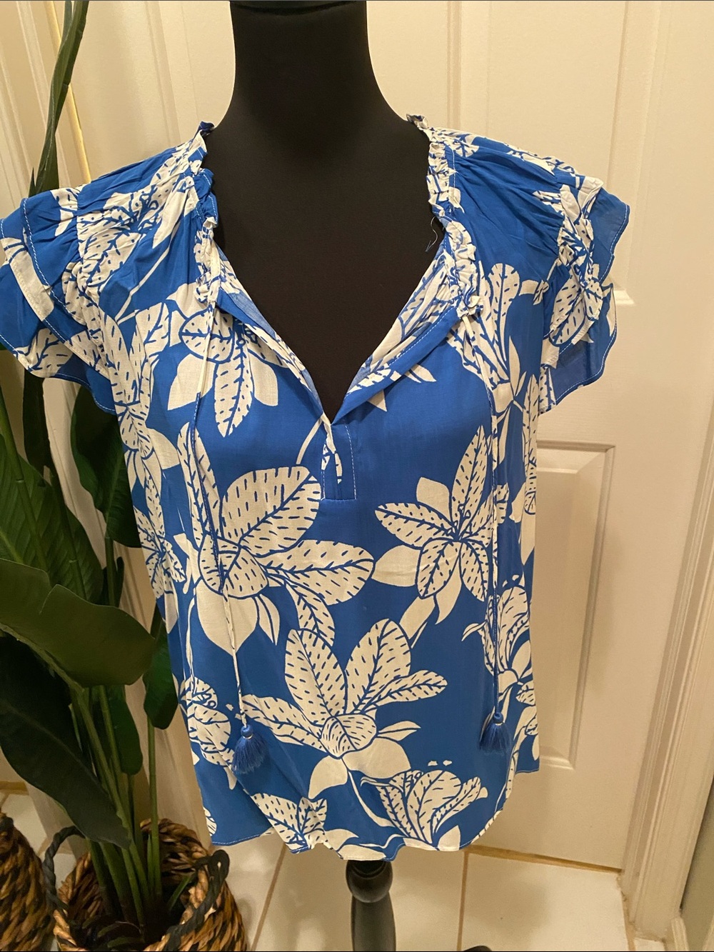 Rose & Olive Blue and White Floral Tie-Front Blouse - Picture 4 of 9